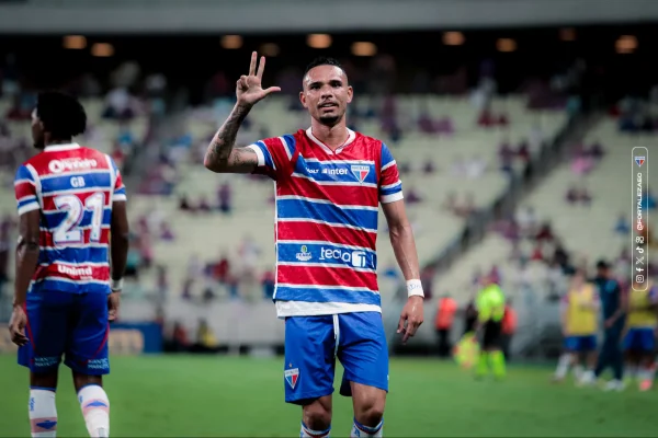Luiz Fernando comemorando gol pelo Fortaleza diante do Maguary, na Copa do Brasil