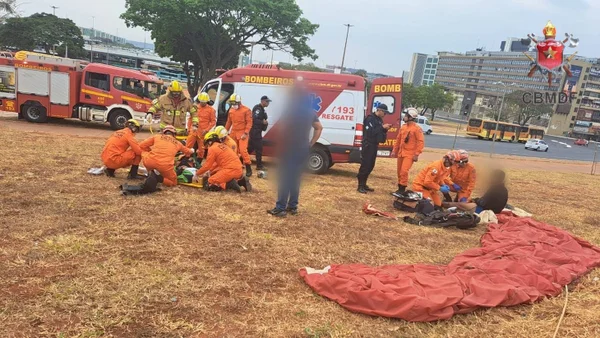 iMAGEM COLORIDA DE PARAQUEDISTAS SENDO RESGATADOS POR BOMBEIROS - mETÓPOLES
