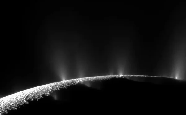 Gás tóxico que pode ajudar a gerar vida foi encontrado em Encélado, Lua de Saturno