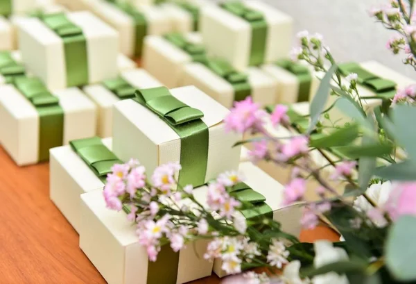 Bem-casados com flores na tonalidade rosa e verde