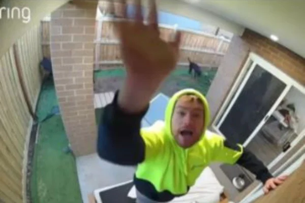 Prin t colorida de vídeo de homem que ficou trancado para fora de casa
