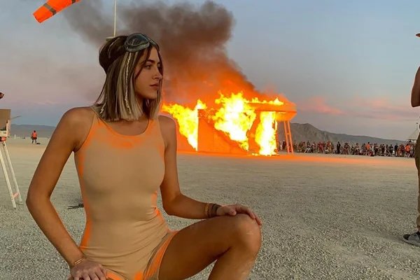 Burning Man agita o deserto de Nevada, nos EUA, e reúne celebridades