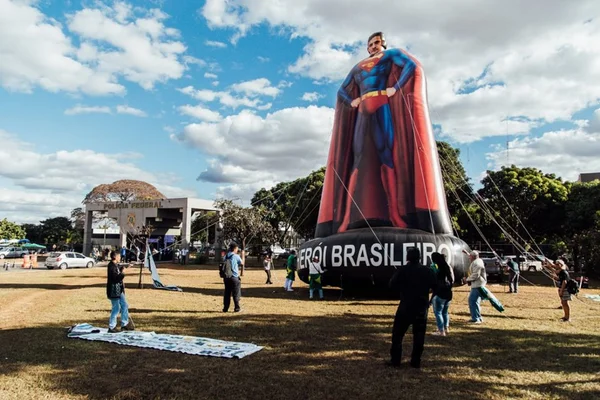 Ato pró-Moro em frente à PF reúne 18 manifestantes