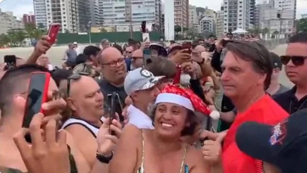Em Praia Grande, Bolsonaro cumprimenta apoiadores e gera aglomeração