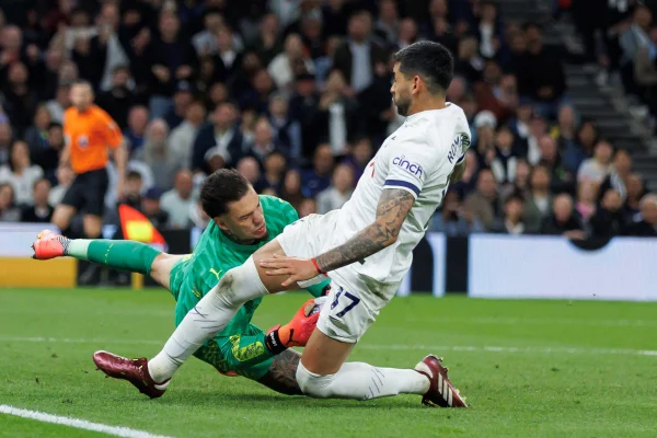 Choque entre Ederson e Romero