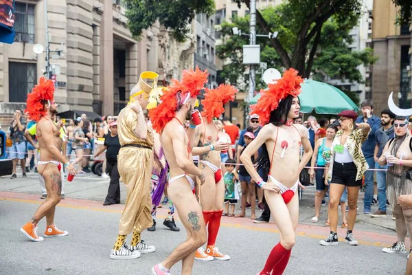 Bloco relembra polêmica do “golden shower” e simula o ato sexual