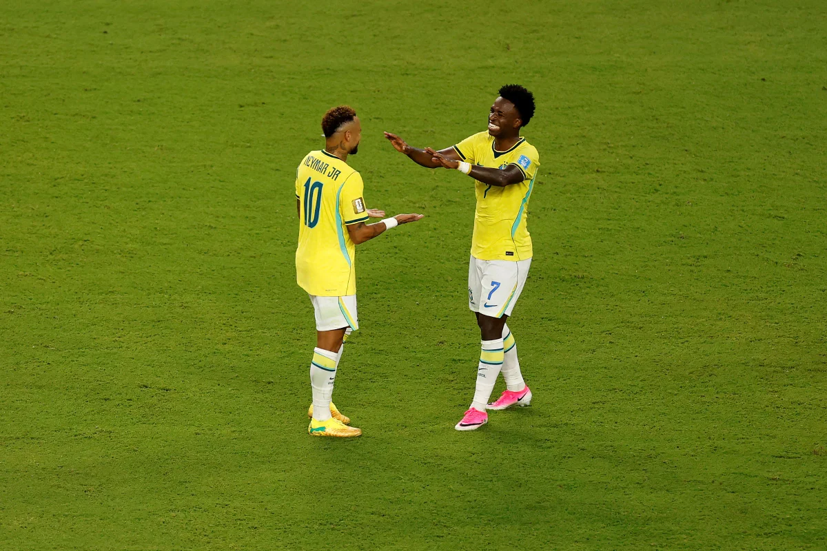 Neymar e Vini Jr. se cumprimentando após vitória da Seleção Brasileira Neymar e Vini Jr. se cumprimentando após vitória da Seleção Brasileira