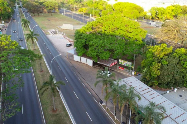 Posto de gasolina avança em área verde e constrói estacionamento no Eixinho