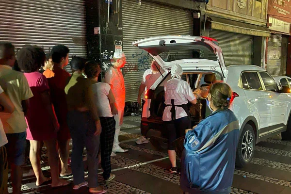 Ação social comandada por umbandistas de distribuição de comida para pessoas em situação de rua, tumultuada por integrantes da Igreja Universal - Metrópoles