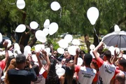 No fim, balões brancos foram soltos ao céu como uma última homenagem No fim, balões brancos foram soltos ao céu como uma última homenagem