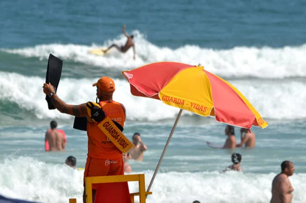 Na imagem, praia com guarda-sol. O litoral de São Paulo teve 351 ocorrências de crianças perdidas durante o ano. Maior número de casos foi registrado em janeiro de 2025 - Metrópoles