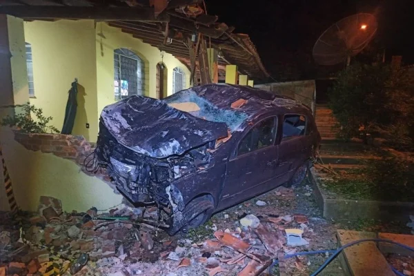 Imagem colorida de carro batido. Metrópoles