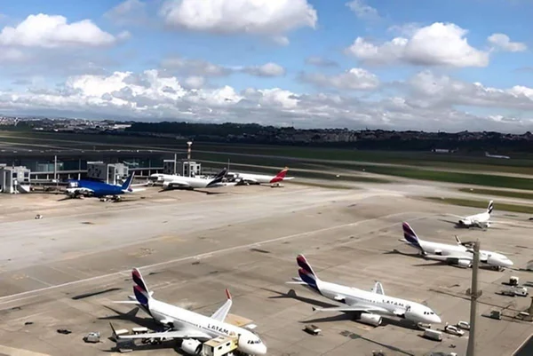 Aeroporto de Guarulhos suspendeu voos após cheiro de queimado ter sido relatado em torre de comando. Local foi evacuado - Metrópoles