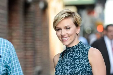 Noiva! Scarlett Johansson confirma noivado com o comediante Colin Jost