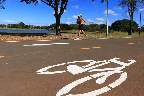 Ciclista fica ferido após ser atropelado no Parque da Cidade