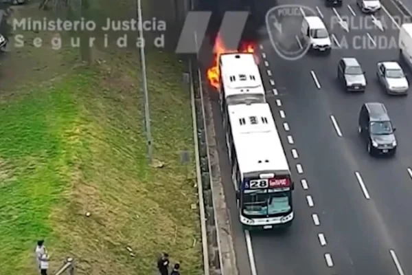 Foto colorida de um ônibus pegando fogo em Buenos Aires - Metrópoles