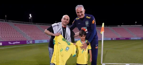 Tite presenteia torcedor que carregou seu neto com camisa autografada