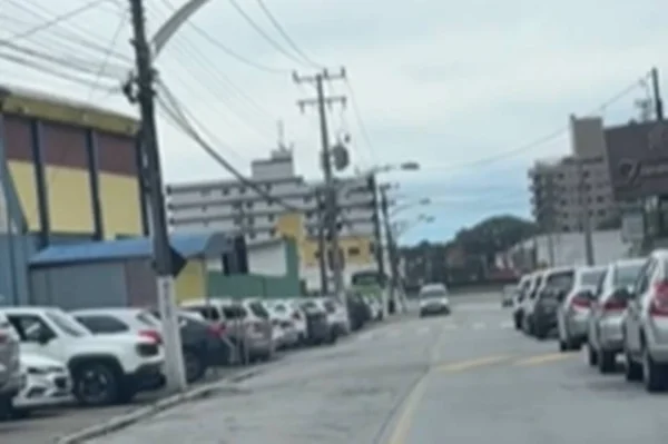 Imagem colorida mostra trecho de vídeo em que moradores registraram troca de tiros durante ação de suspeitos de roubar banco - Metrópoles