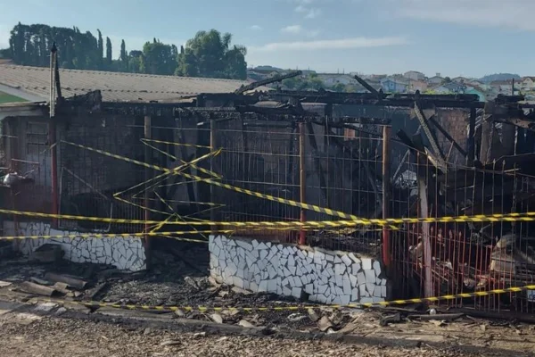 Foto colorida de casa destruída por incêndio - Metrópoles
