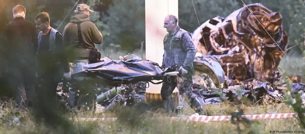 Imagem colorida de resgate a mortos em queda de avião em Moscou - Metrópoles