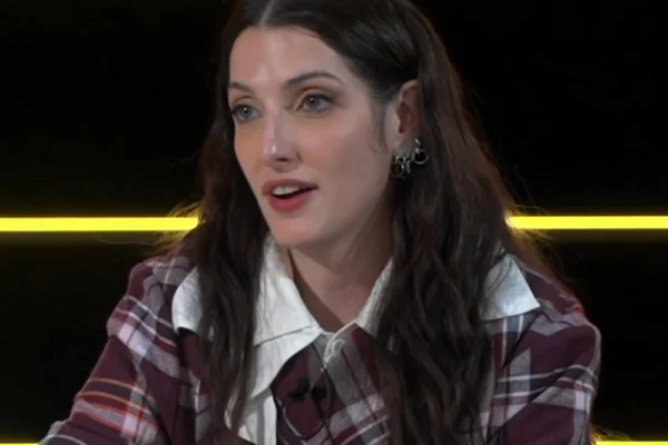 Imagem colorida mostra Clarice Falcão no programa Blogueirinha Entrevista - Metrópoles