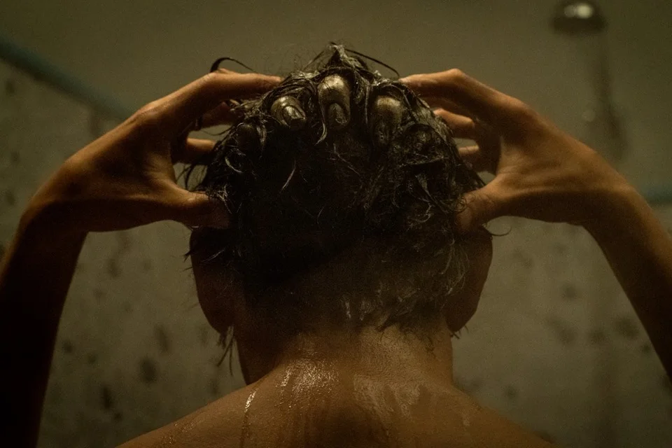 <b>O Grito</b>. Em uma casa, uma maldição nasce após uma pessoa morrer em um momento de terrível terror e tristeza. Voraz, a entidade maligna não perdoa ninguém, fazendo vítima atrás de vítima e passando a maldição adiante. Quarto capítulo da franquia de terror, o longa narra eventos que acontecem simultaneamente aos de O Grito (2004), remake americano do terror japonês de 2002. <a href="https://youtu.be/EnAJ99Q77DY">Veja trailer</a> <b>O Grito</b>. Em uma casa, uma maldição nasce após uma pessoa morrer em um momento de terrível terror e tristeza. Voraz, a entidade maligna não perdoa ninguém, fazendo vítima atrás de vítima e passando a maldição adiante. Quarto capítulo da franquia de terror, o longa narra eventos que acontecem simultaneamente aos de O Grito (2004), remake americano do terror japonês de 2002. <a href="https://youtu.be/EnAJ99Q77DY">Veja trailer</a>
