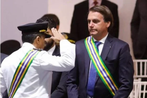 PEC que veta militar da ativa no governo precisa de só 4 assinaturas