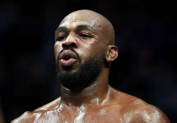 Jon Jones paga fiança, é liberado pela polícia e aguarda julgamento