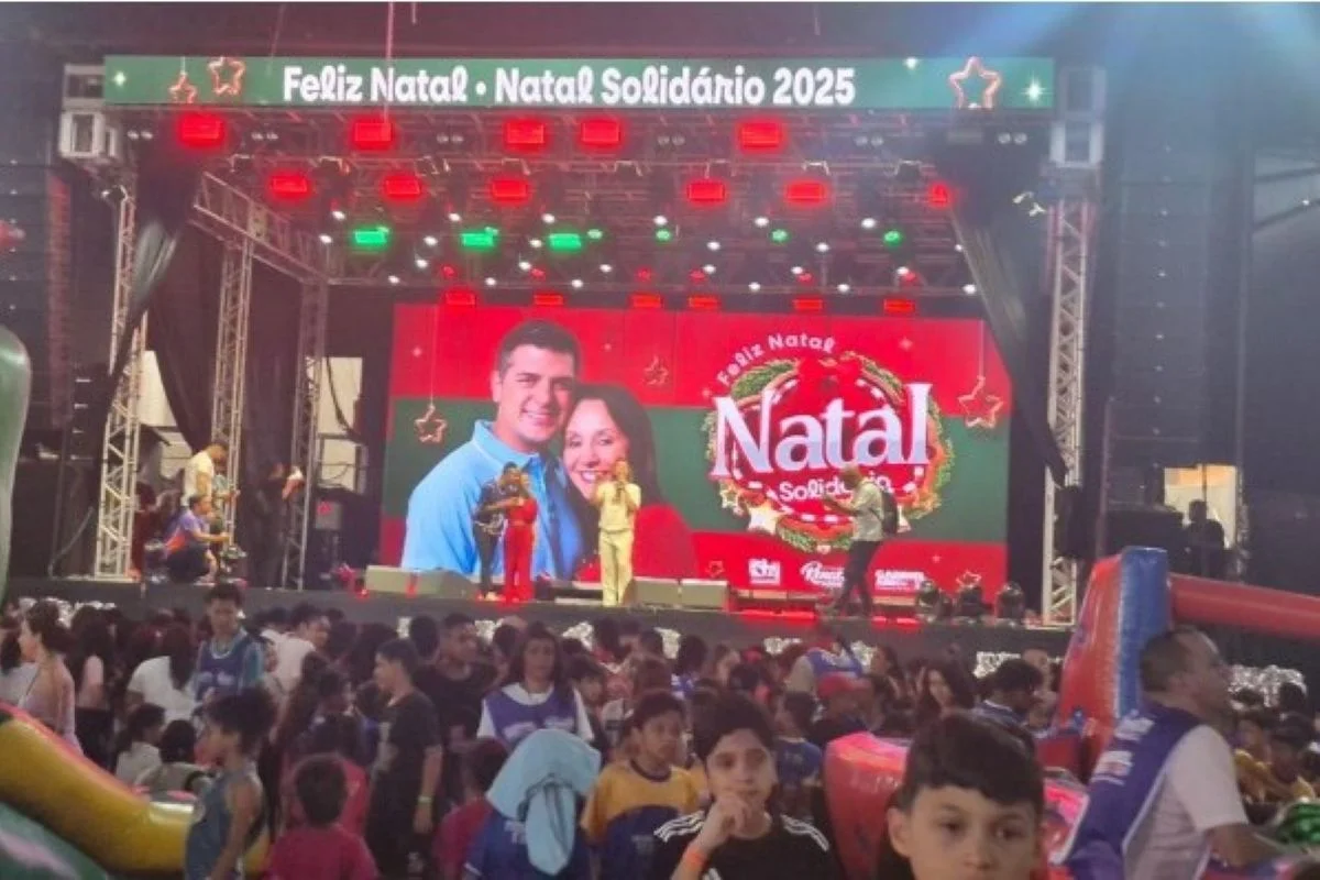 Palco de evento bancado com dinheiro municipal mostra casal Renata Abreu e Gabriel Abreu Palco de evento bancado com dinheiro municipal mostra casal Renata Abreu e Gabriel Abreu