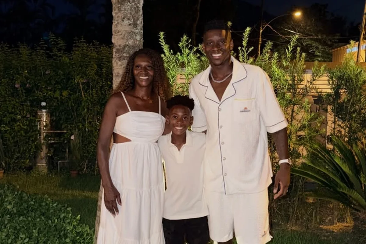 Marlon, irmão caçula de Luiz Henrique, tem 10 anos e já segue os passos do atacante da Seleção Brasileira. O jovem treina nas categorias de base do Palmeiras e sonha em construir carreira no futebol. Marlon, irmão caçula de Luiz Henrique, tem 10 anos e já segue os passos do atacante da Seleção Brasileira. O jovem treina nas categorias de base do Palmeiras e sonha em construir carreira no futebol.