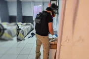 Policial durante as buscas