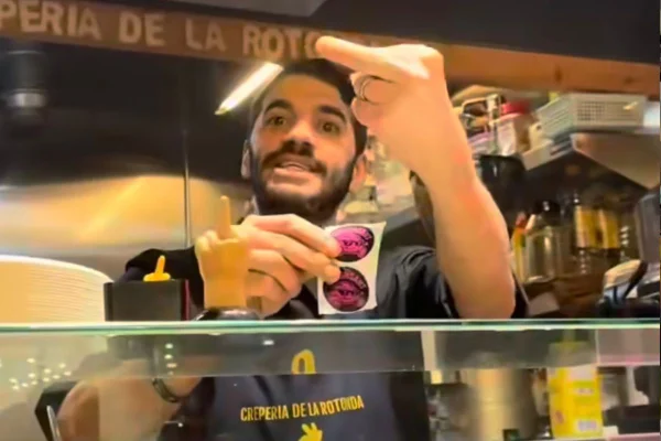 funcionário de creperia dando dedo