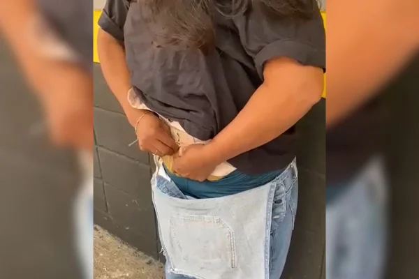 Cinco passageiros bolivianos foram detidos transportando cocaína colada ao corpo. Caso é investigado como tráfico internacional de drogas - Metrópoles