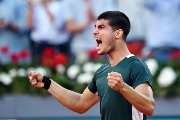Carlos Alcaraz vence Novak Djokovic em Madrid