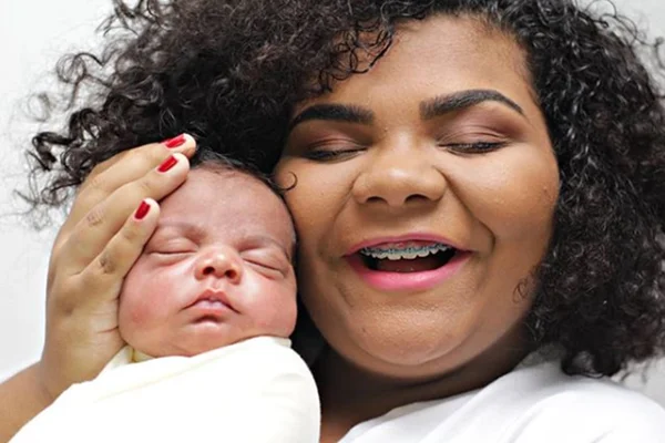Menos de um mês após dar à luz, filha de Arlindo Cruz termina noivado