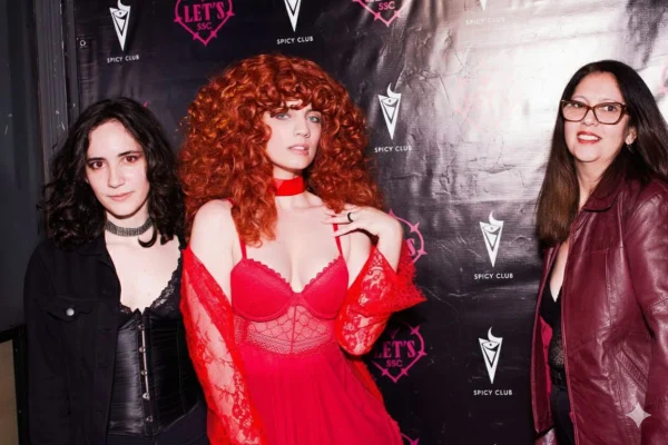foto colorida filha leva mãe e irmã para swing