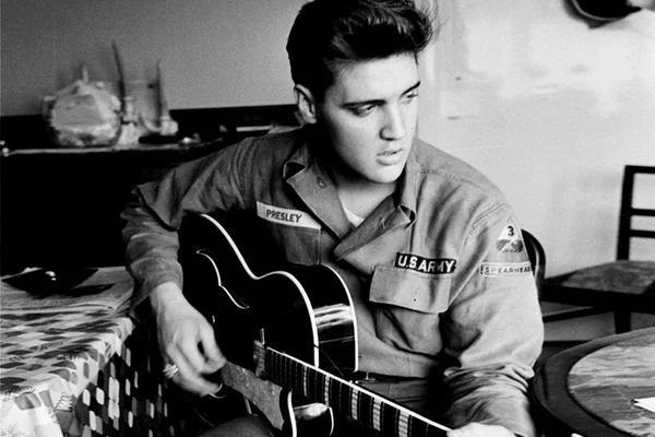 Elvis Presley: entre na onda do Rei do Rock com esses 6 produtos