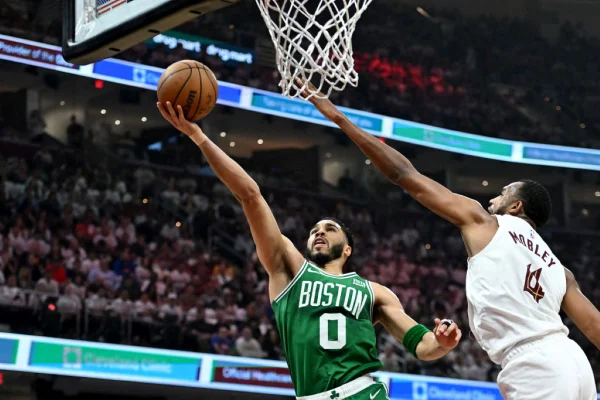 Jayson Tatum #0 do Boston Celtics tenta uma bandeja contra Evan Mobley #4 do Cleveland Cavaliers