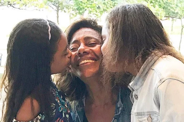 Foto colorida de Glória Maria com as filhas, Maria e Laura - Metrópoles