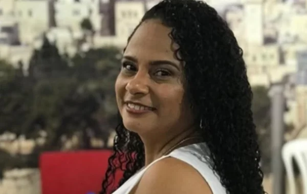Imagem colorida de pastora atingida por tiro