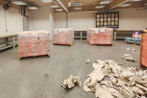 PF e Receita apreendem 1,2 tonelada de cocaína camuflada em aeroporto