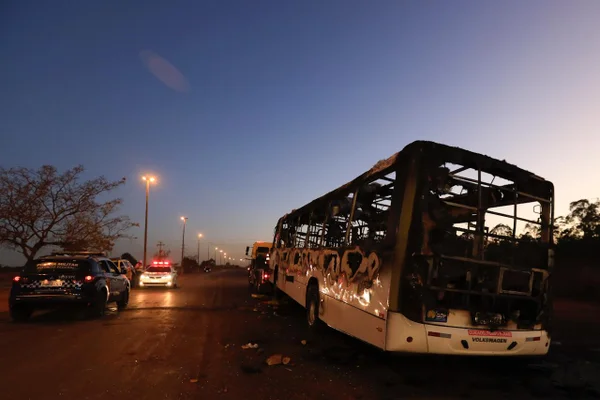 Polícia Militar e DER retiram ônibus queimado por moradores do assentamento 26 setembro