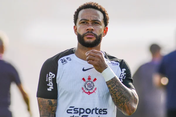 Foto colorida de Memphis Depay, atacante do Corinthians - Metrópoles