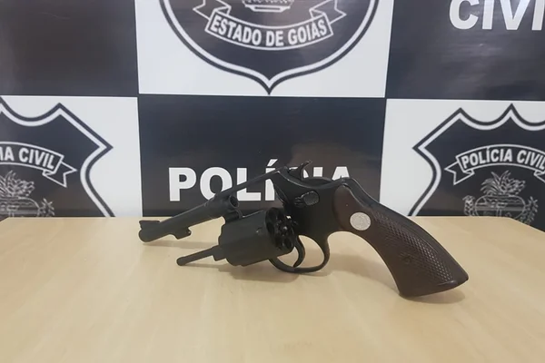 Arma usada por aluno para executar professor estava enterrada