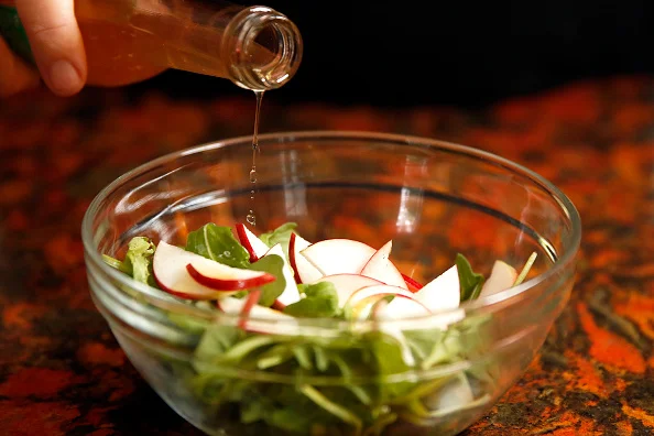 Salada com maçãs e vinagre