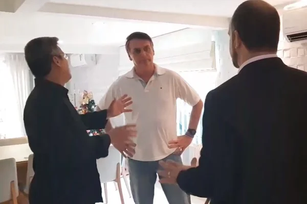 Vídeo: Bolsonaro recebe alfaiate antes da posse presidencial