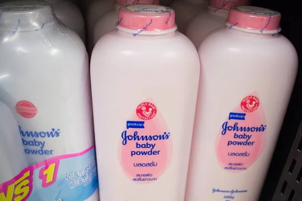 a Johnson & Johnson foi impedida de pedir falência nos Estados Unidos no início deste ano após evidências demontrarem que o talco de bebê da empresa pode sim ter sido contaminado com amianto que causa câncer raro, o mesotelioma.