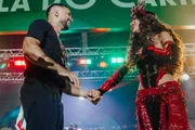 Mestre Fafá e Anitta são clicados durante coroação Mestre Fafá e Anitta são clicados durante coroação