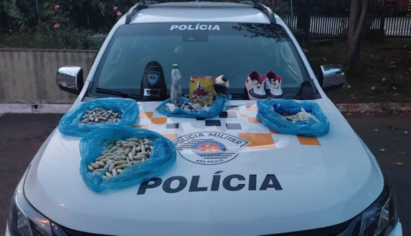Imagem colorida mostra cápsulas de cocaína apreendidas pela Polícia Militar Rodoviária no interior de São Paulo - Metrópoles