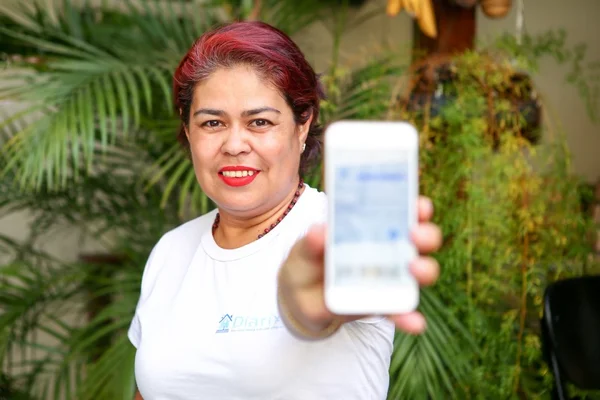 Faxina on-line: diaristas apostam em tecnologia para aumentar a renda